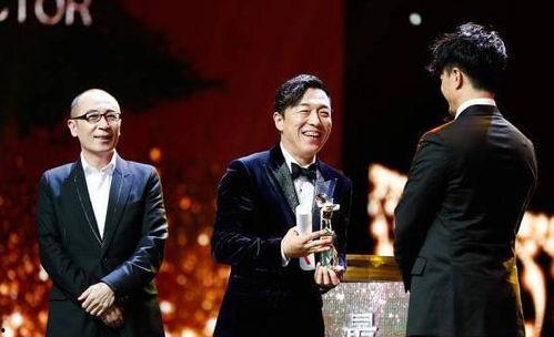 黄渤金马奖获奖视频,笑中带泪,致敬电影人生